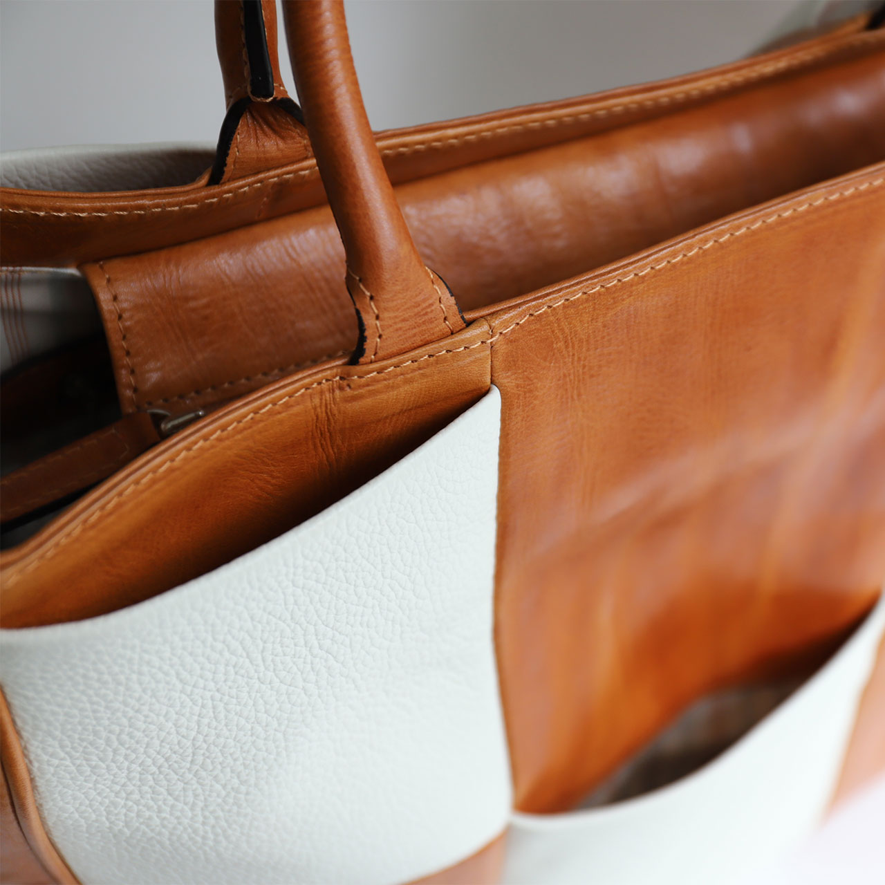 計12個のポケットを設置したおしゃれな革トート。鞄職人が作る高級日本