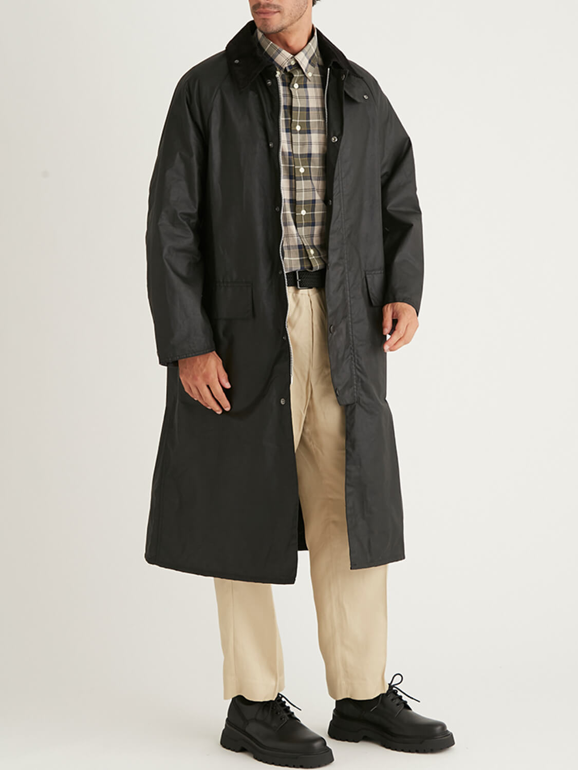 バブアーで一番ロング丈の「バーレー」とは？重厚感あふれるコートの