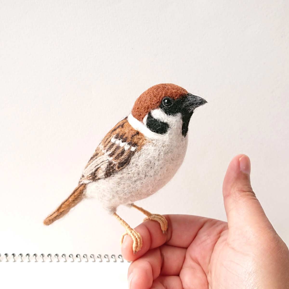 今にも飛び立ちそう？指にとまった羊毛フェルトのすずめ | おたくま