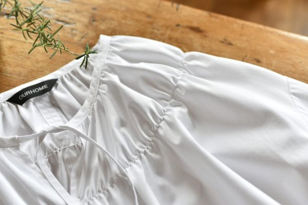 たっぷりギャザーのフレアブラウス – OURHOME