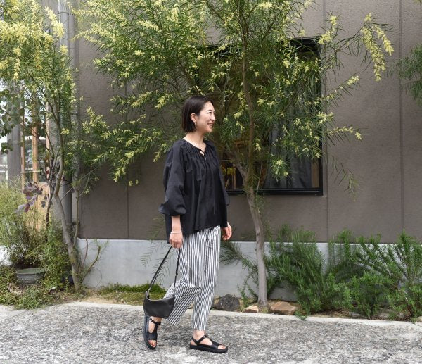 たっぷりギャザーのフレアブラウス – OURHOME