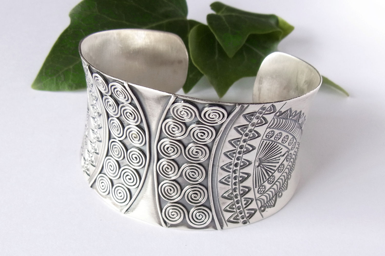 PANDAN TREE】カレン族シルバーバングルNo.A-KBA-333|幾何学模様に