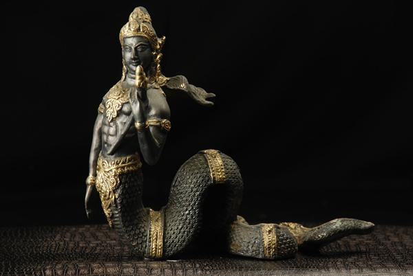 難陀竜王】インドの神・ナーガが仏教に取り入れられたものだと考えられ