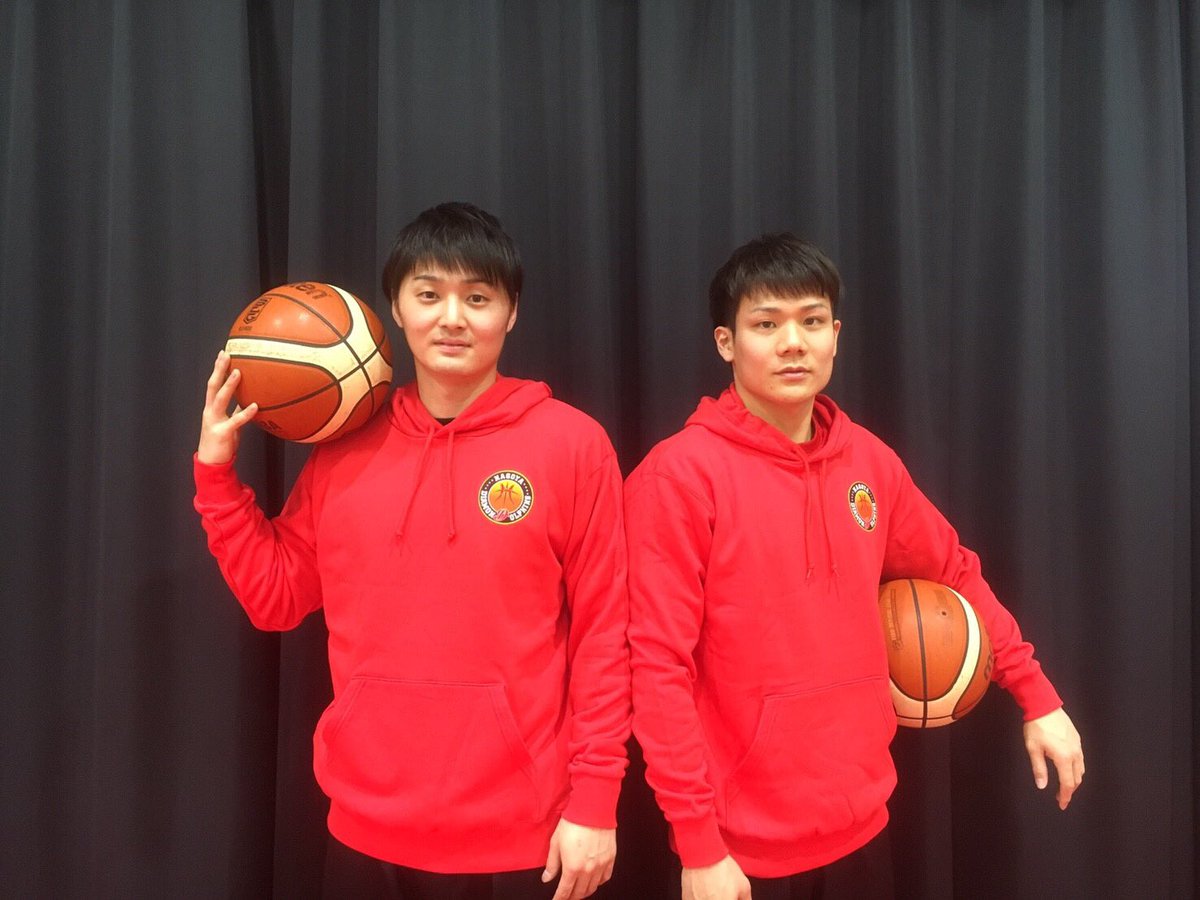 チームカラーの「ドルフィンズレッド」パーカーも明日から新発売です