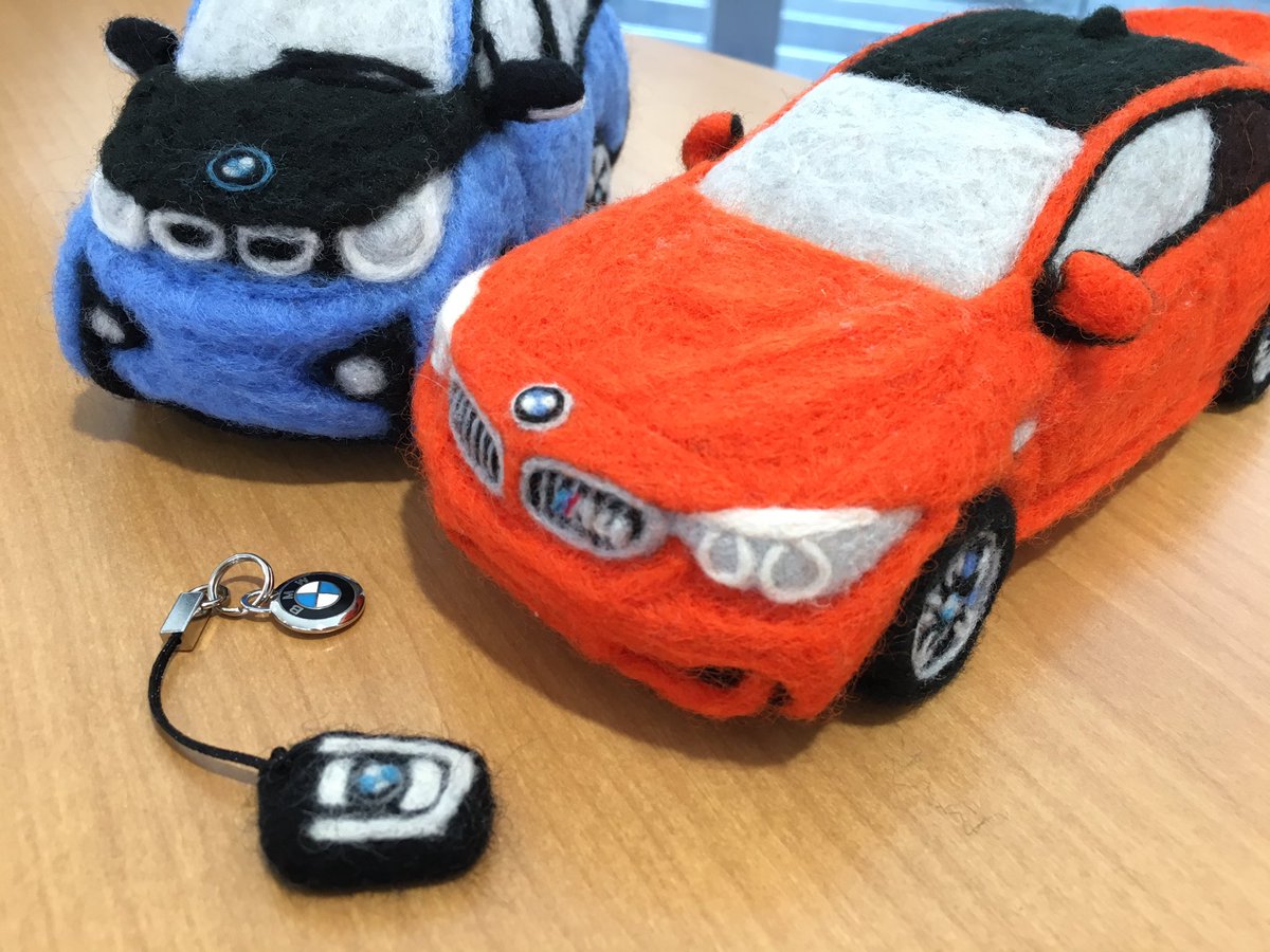 羊毛フェルトで車を作っています(o^^o) 大きさは片手に乗せて少し