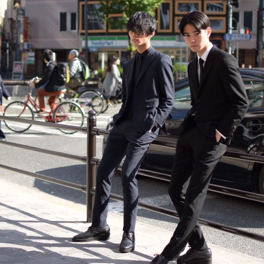 ブラックフォーマルとして使えるスーツは黒なら何でも良い訳ではなく