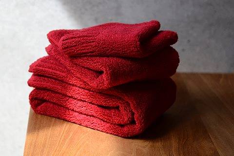 くっきりとした鮮やかな赤。「オーガニックコットンタオル」に今だけの