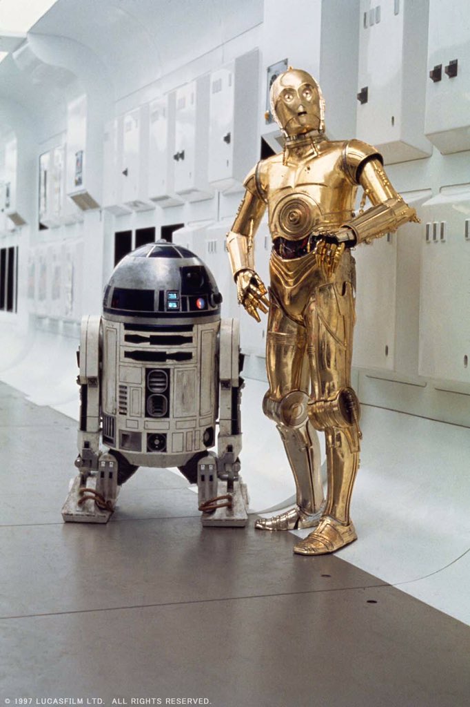 スター・ウォーズ」の人気キャラクターR2-D2さんと C3PO さんの凸凹