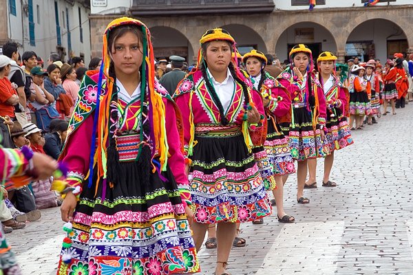 すかさずペルーの民族衣装を買い込むコトブキであった #njslyr #フジオ