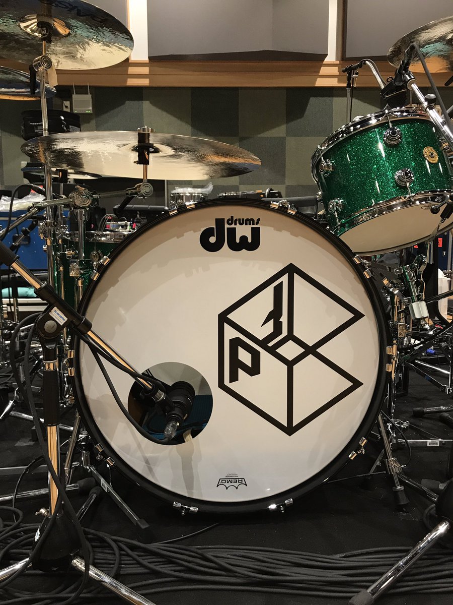 升秀夫さんのバスドラムにPATHFINDERのロゴがプリントされました