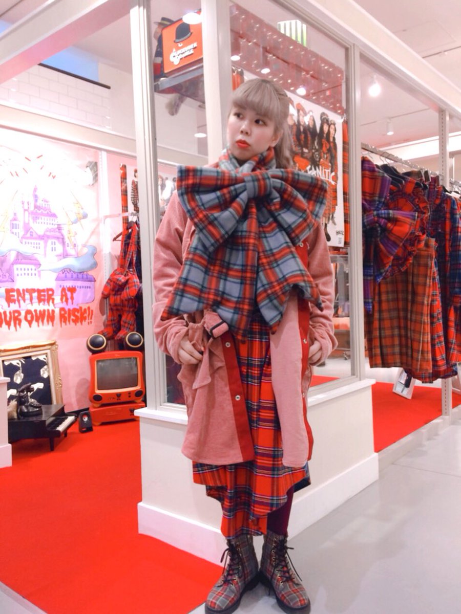 リボンマフラーのグレーを着用したコーディネート❤️ 大きなリボンが