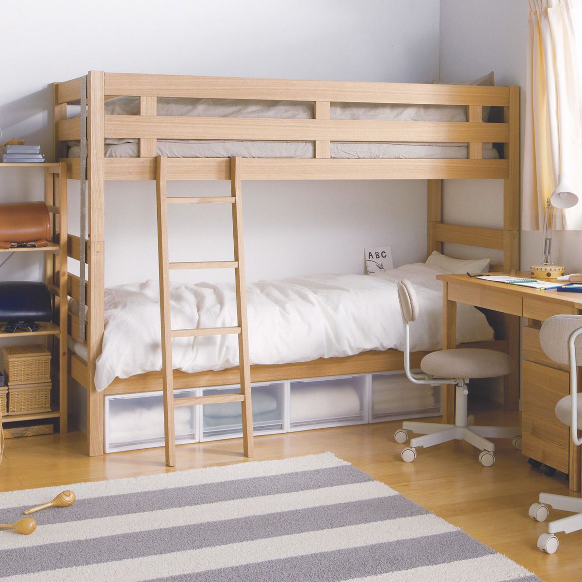 パイン材ミドルベッドはベッド下に友達と遊ぶスペースや、集中して勉強