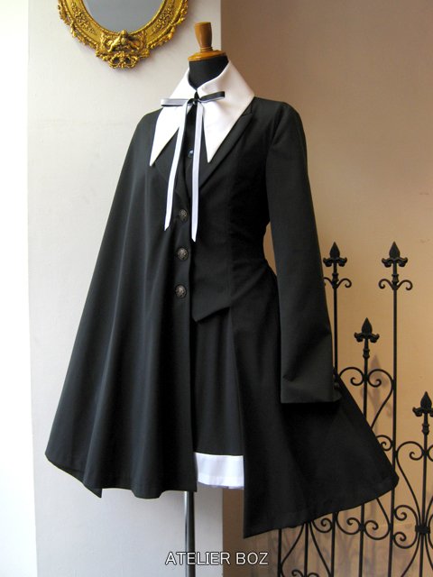 新作ジャケットご予約開始のお知らせ 身体の半分を覆う大きなケープ