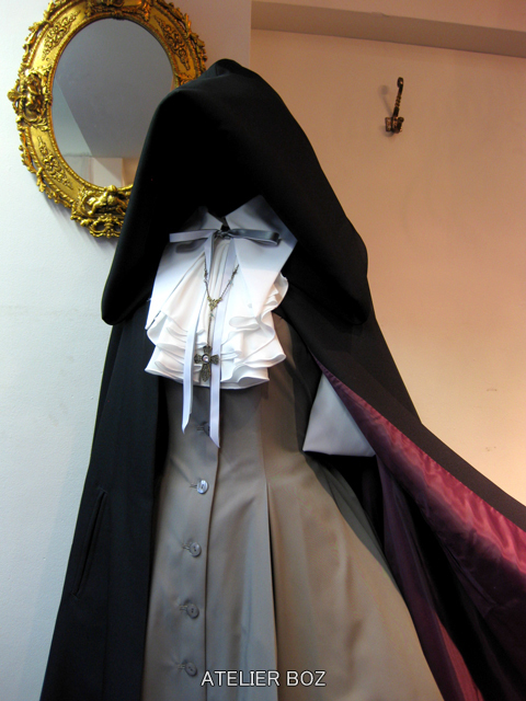 今年もBOZ定番のマントが登場致します！ 更に新色でヨーロッパの霧を