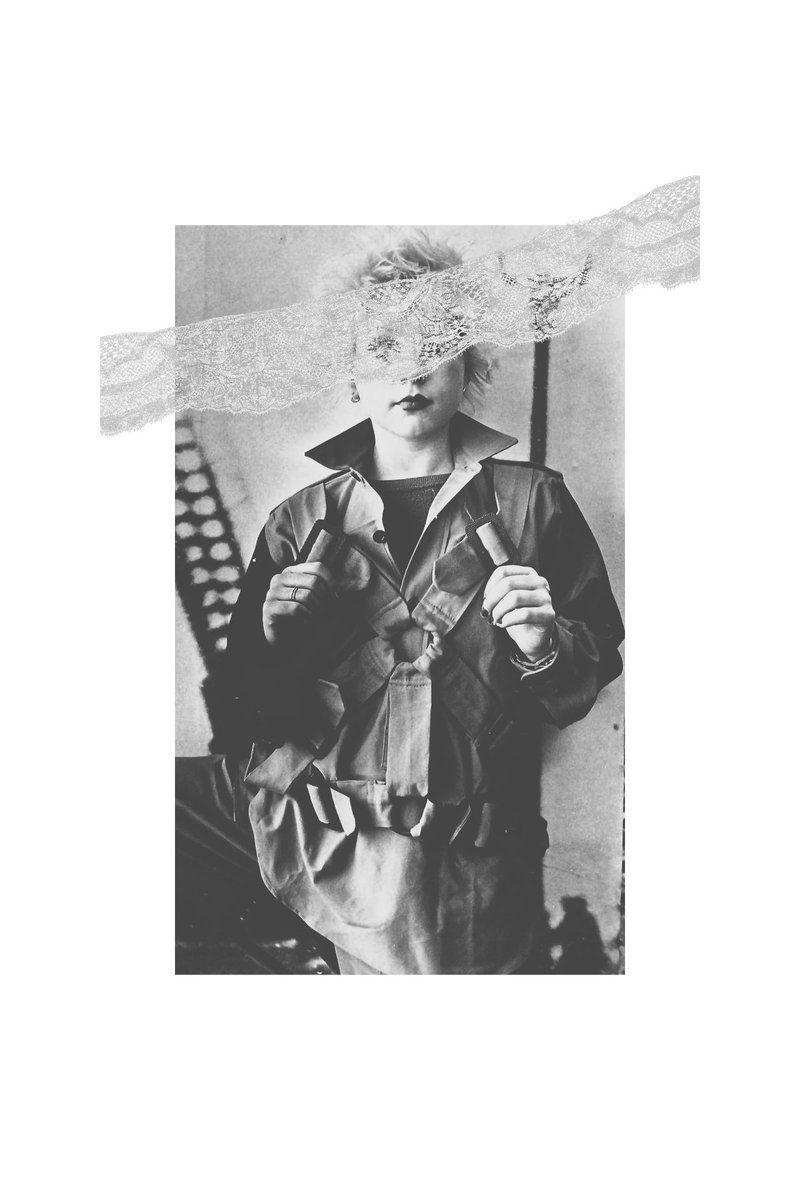 パラシュート・ジャージとボンテージ・ジャージ。シャネルがコルセット