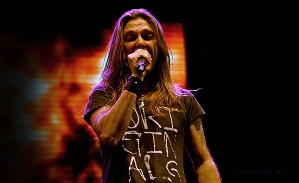 今日5月18日は元ANGRA、ALMAHのヴォーカリスト、Edu Falaschi「エドゥ