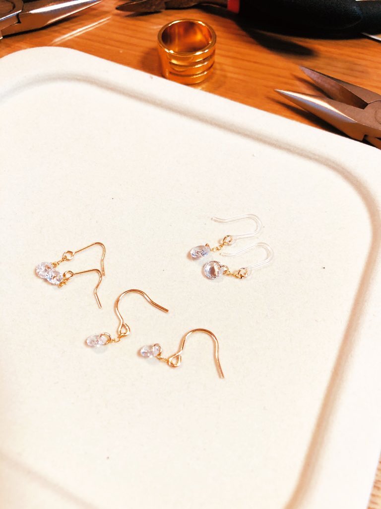 椎名林檎がFNSで付けてたピアスが揺れて煌きも素敵…4つ全てが同じ形状