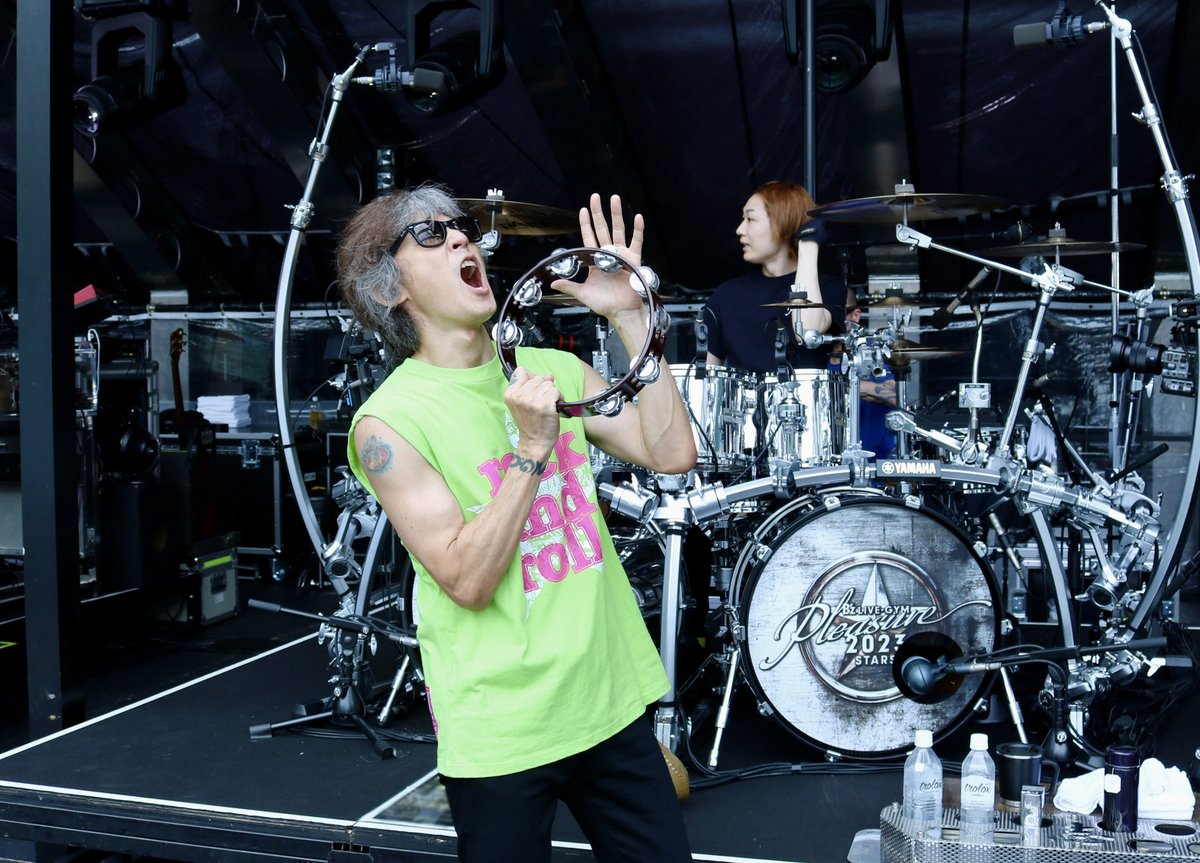 リハーサルでB'z PARTY限定カラーのB'z LIVE-GYM Pleasure 2023 -STARS