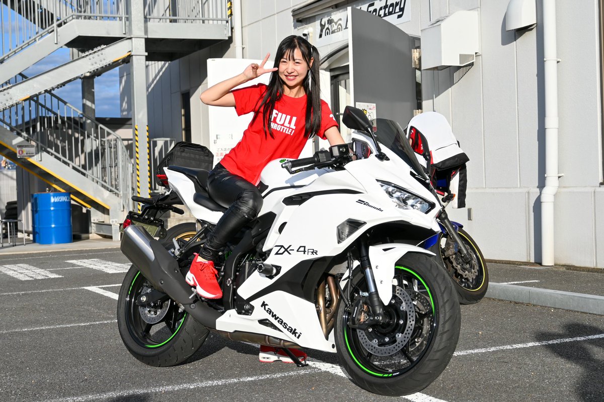 日本で一台の白いZX-4RRに、みか姫に乗ってもらったのだ🤗 ホントに