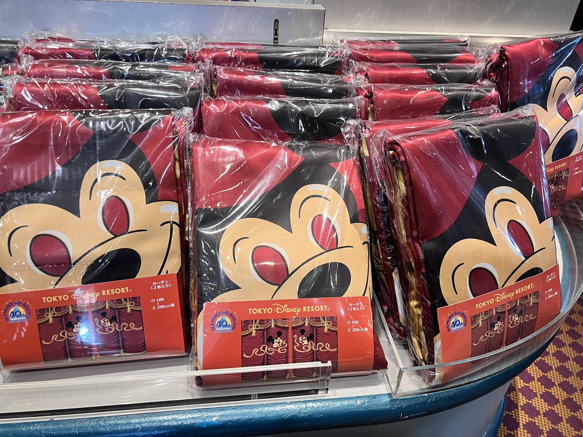 寝室のカーテンを、ミッキーマウスレビューのカーテンにしました