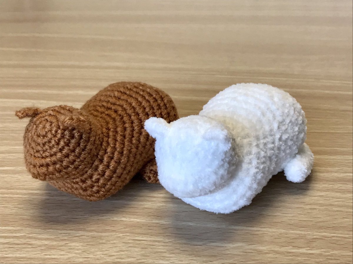 香箱座りの猫」のあみぐるみです🧶 簡単でシンプルな形を目指しました