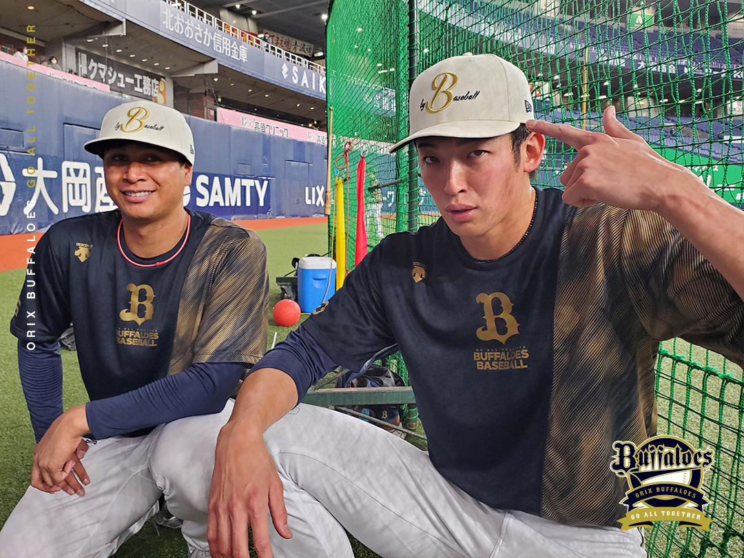 今シーズンより、監督・コーチ・選手たちは試合前練習にて「Buffaloes
