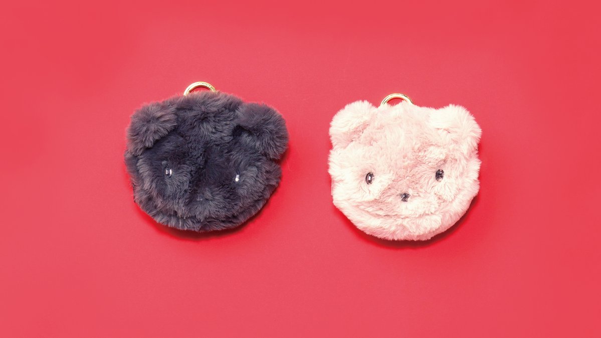 ふわふわのファー素材を使用したクマちゃんのフェイス型ポーチ