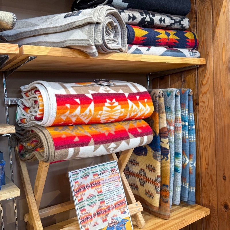 寒い日にお気に入りのブランケットに包まれながら、温かいコーヒーを