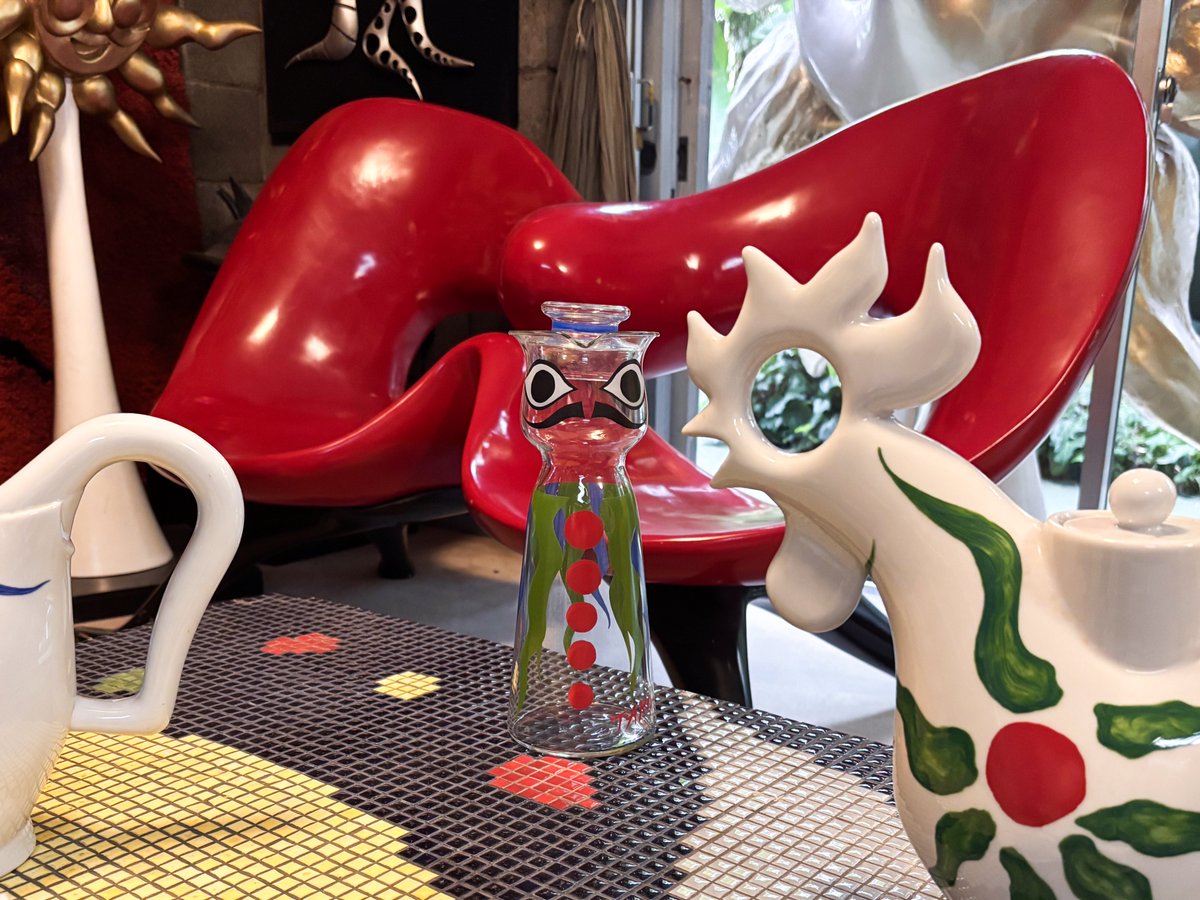 作品の隙間からこちらをじっと見ている紳士は、かの有名な《水差し男爵