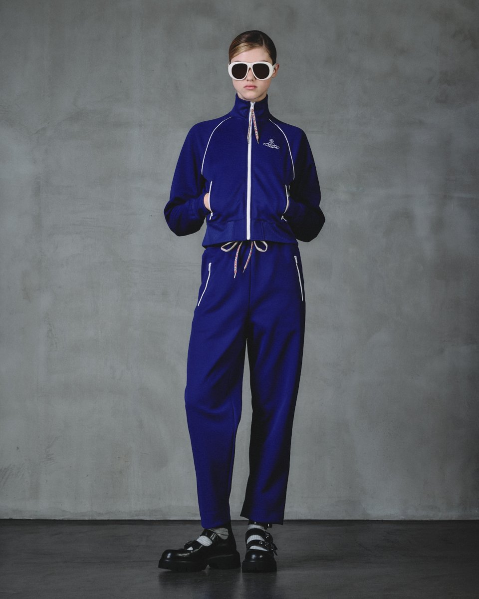 ラグランの切り替えに施した白のコードやジップの配色がアクセントに