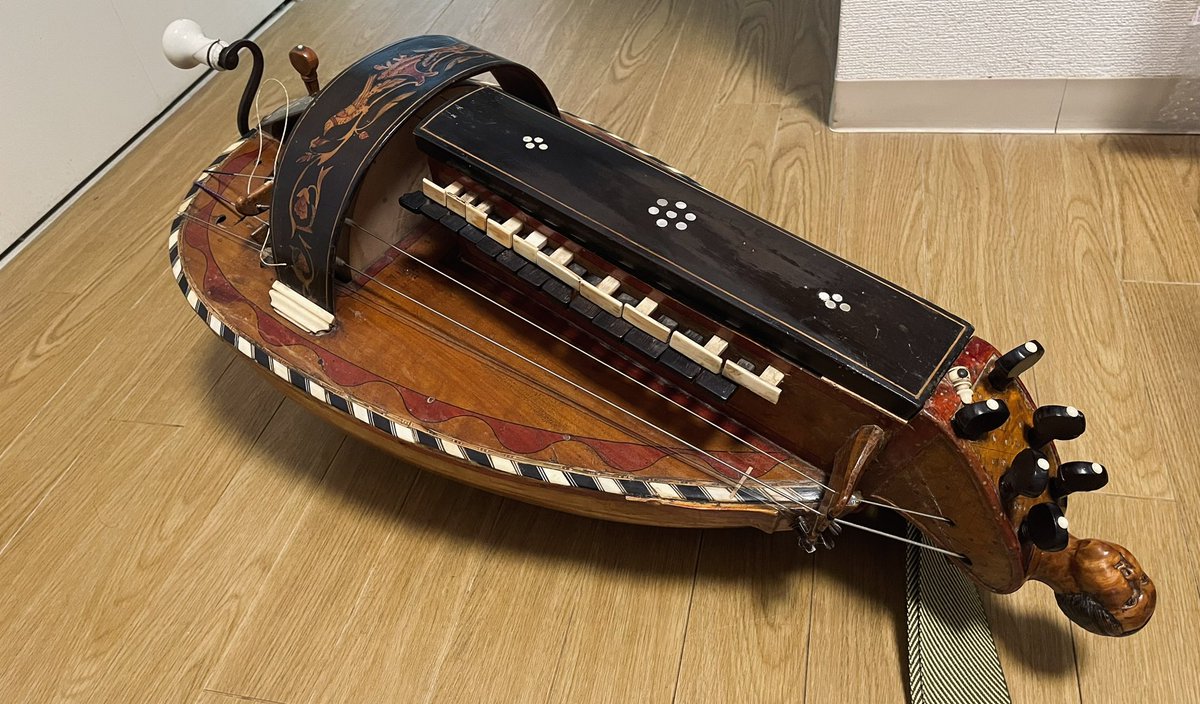 写真のハーディ・ガーディは1886年にフランスで製作されたアンティーク