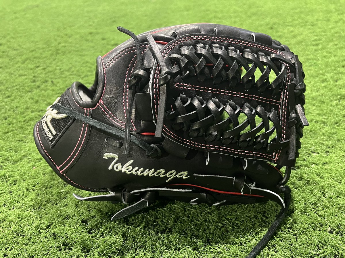 オーダーグラブ完成】 黒の本体色に赤の玉はみでアクセントを入れた