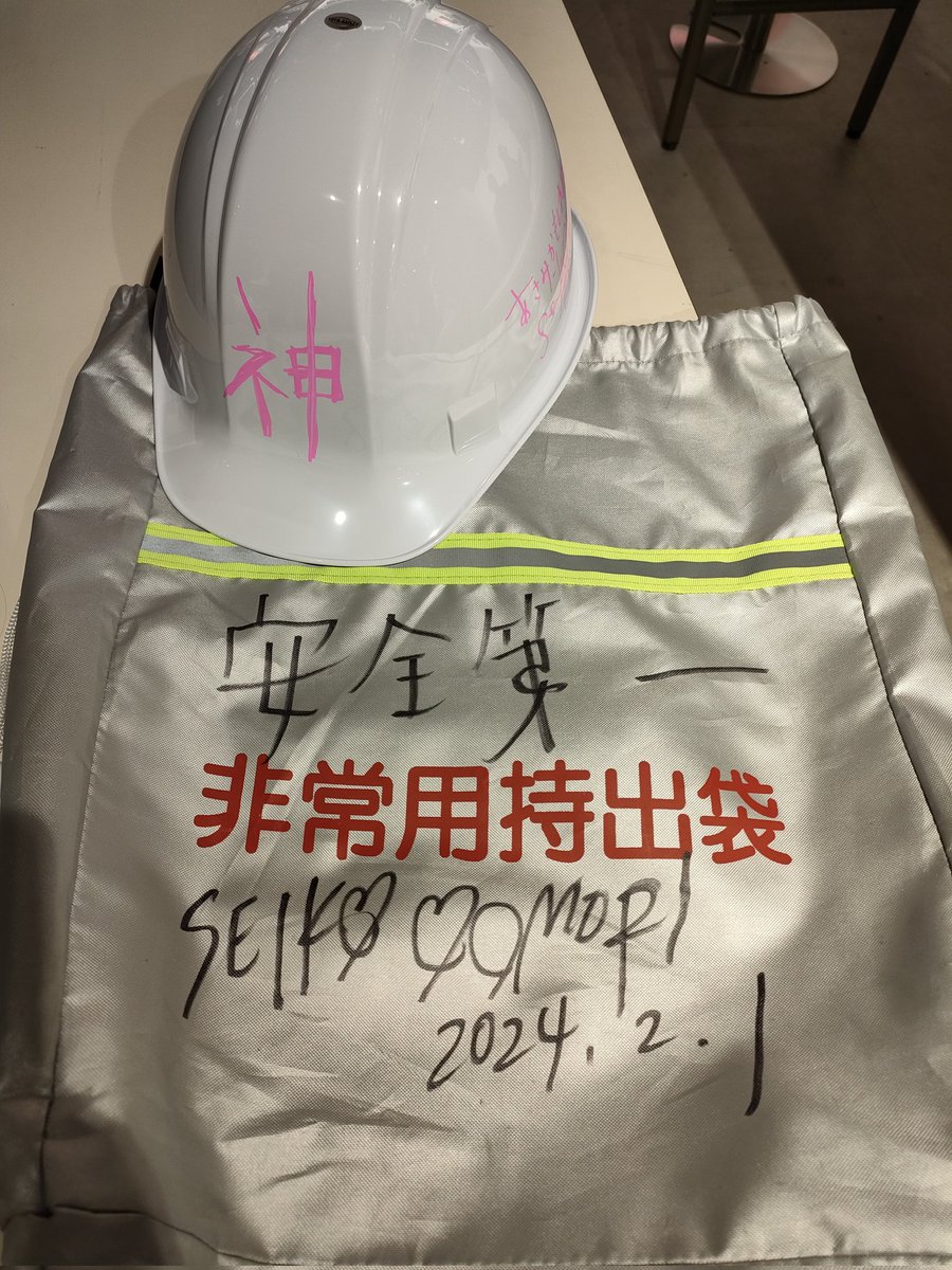 私物サイン会、白ヘルメットを 「神聖かまってちゃんの神ヘルメット