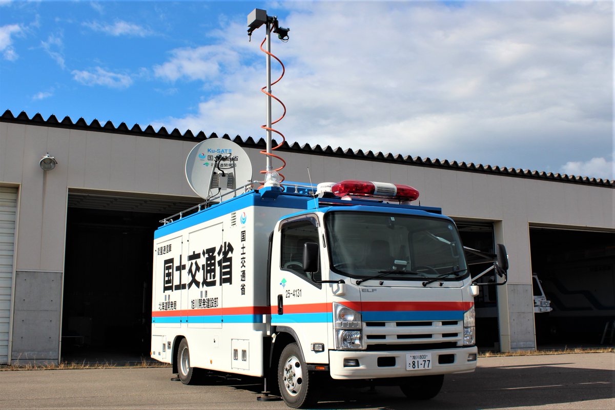 衛星通信車 は、衛星通信設備を利用することで、不感地帯がほとんど