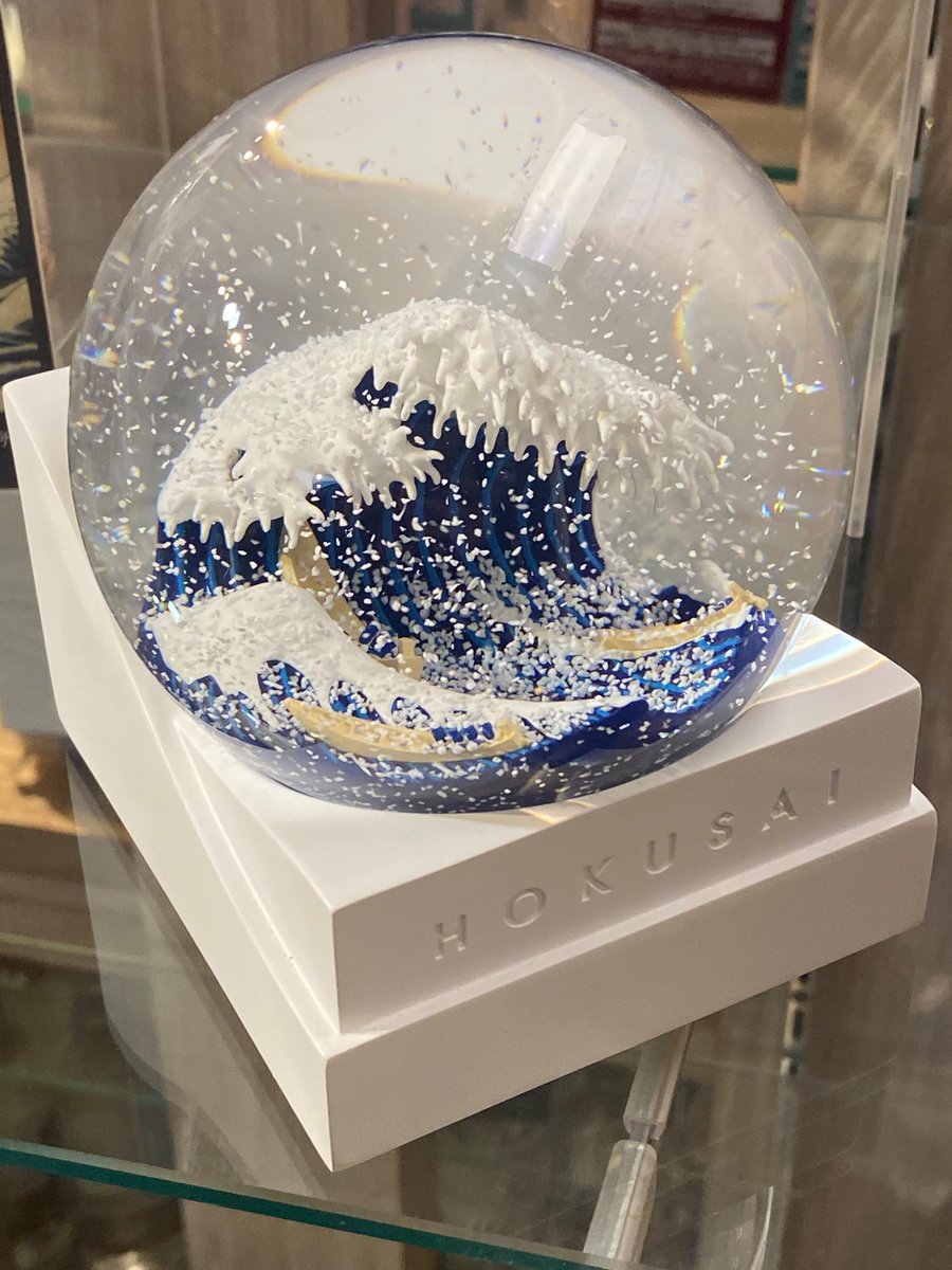 日本が誇る浮世絵を球体の中に表現🌊 美しいスノードームが新発売