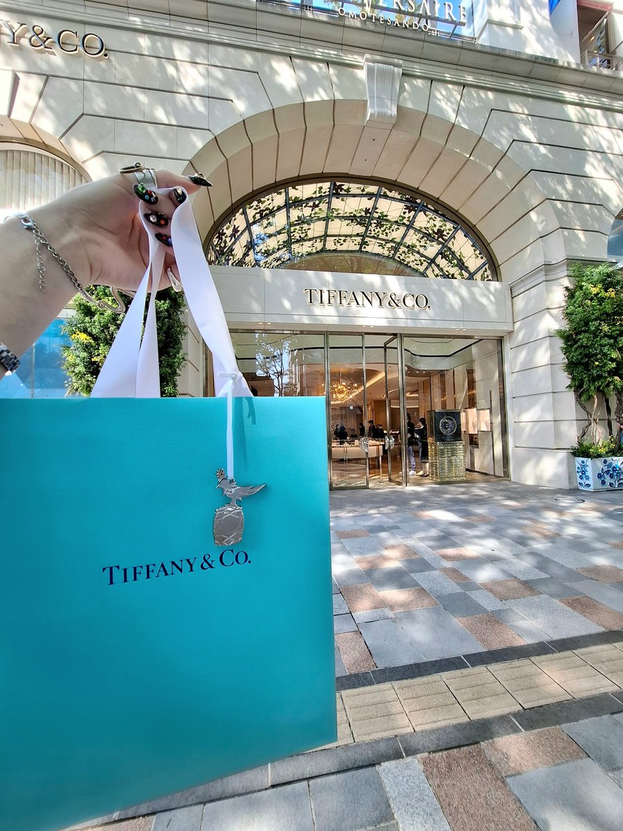 表参道店と銀座店限定でショッパーにチャーム付けてくれるらしいので