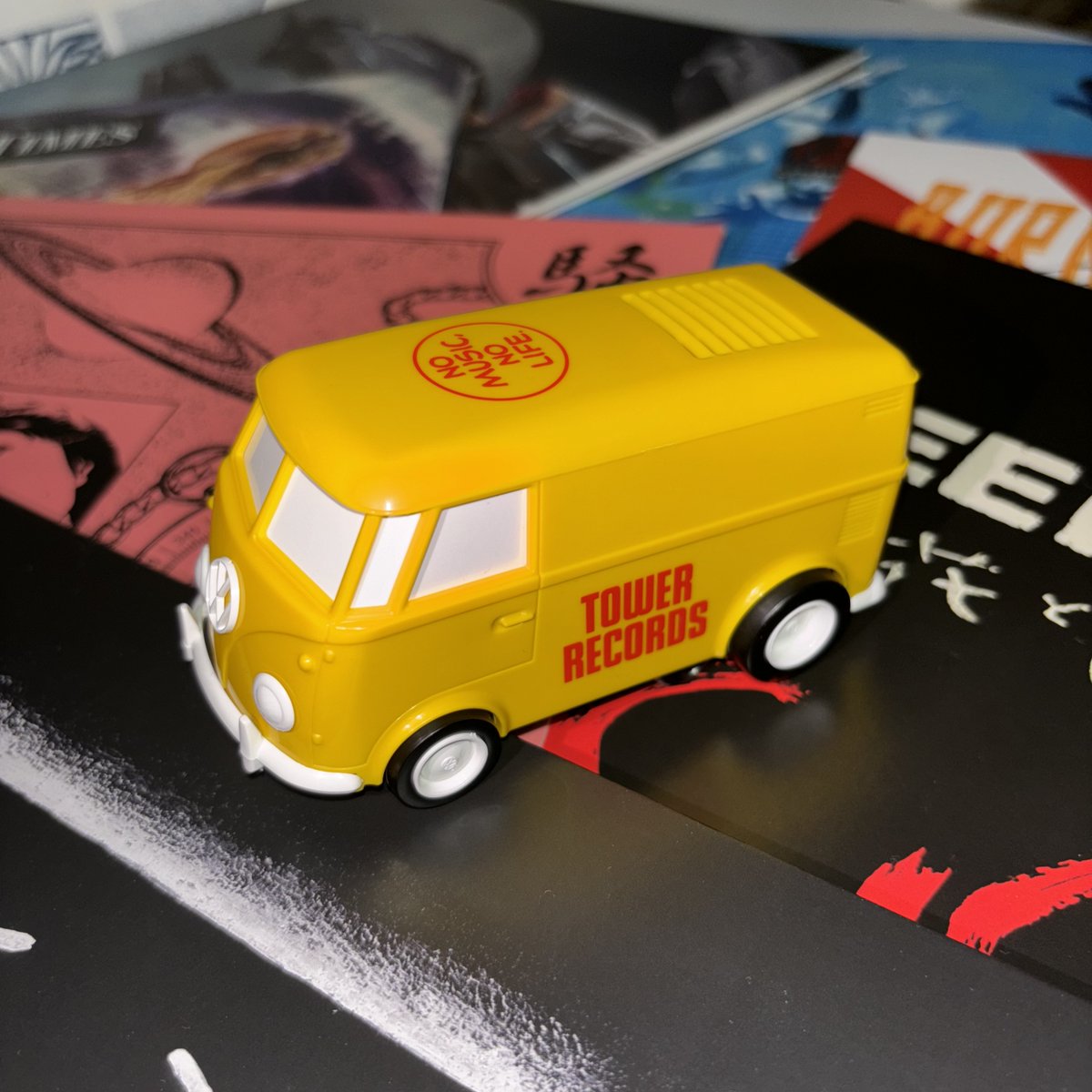 レコード盤の上をクルクルと回転しながら音楽を再生する自走式レコード