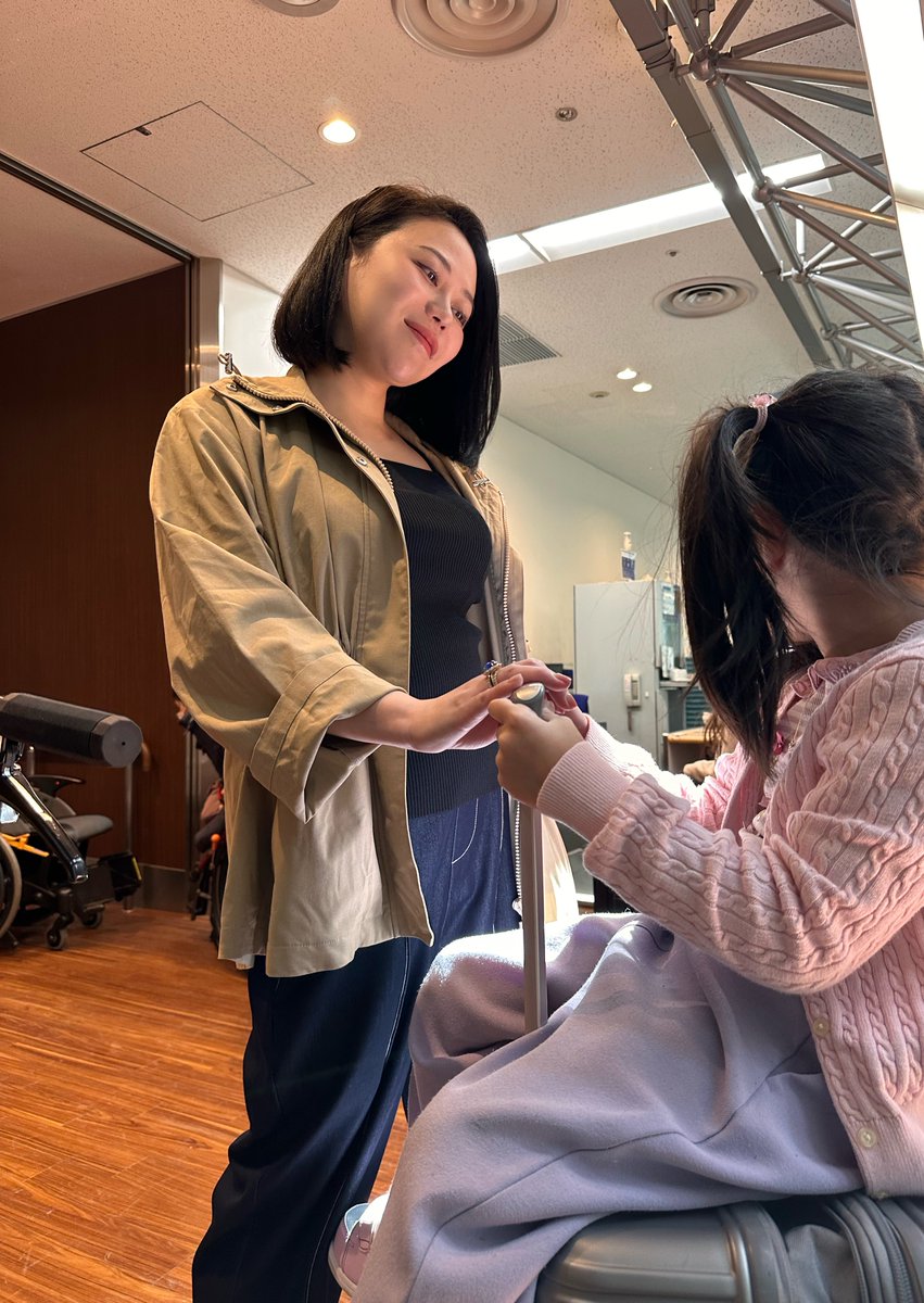 難燃タウンジャケットにストレッチデニムライクパンツに首延長ニットで