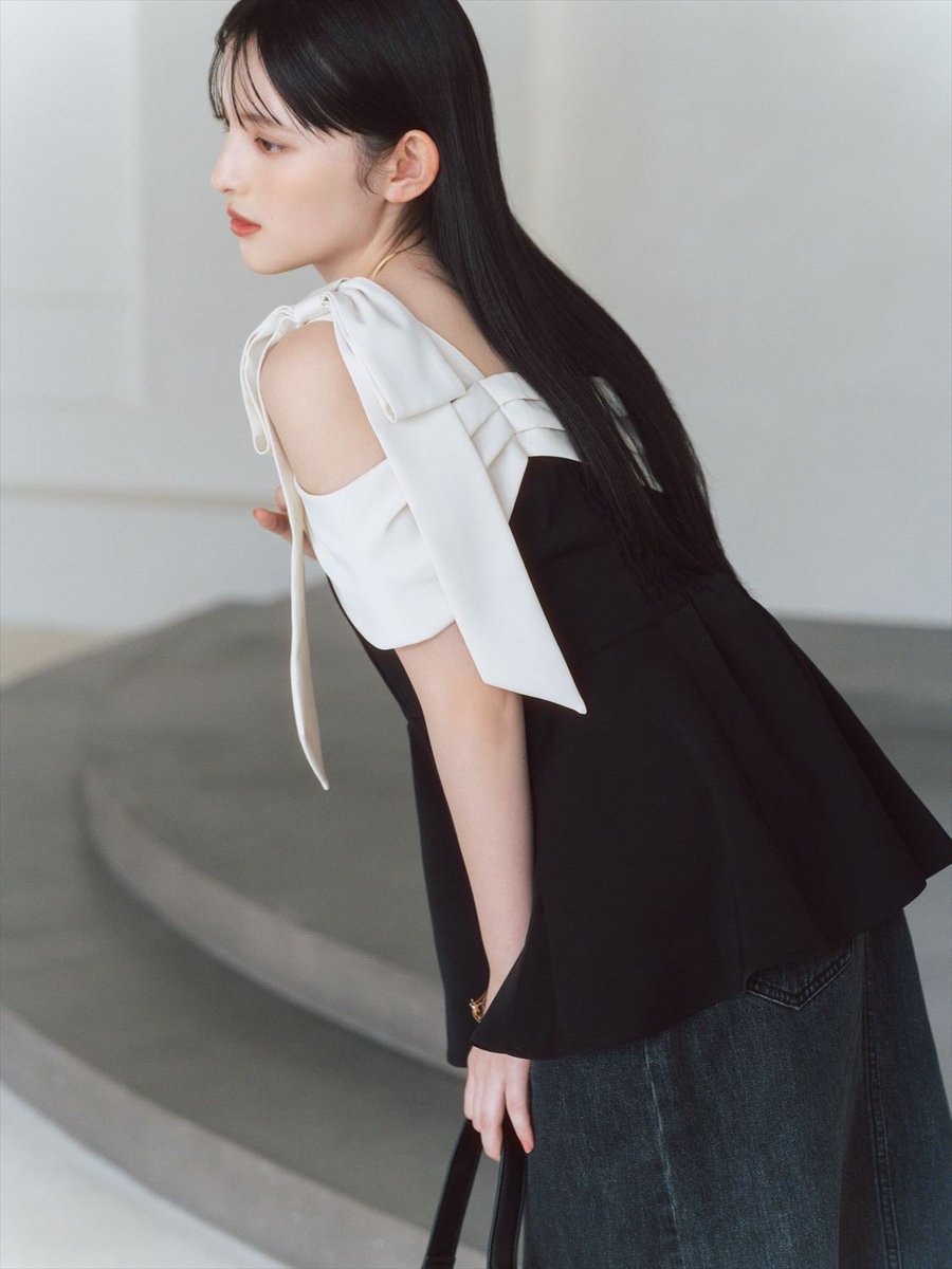 Rirandture リランドチュール　　オフショルリボンペプラムトップス rirandture オフショルリボンペプラムトップス 黒白 - メルカリ