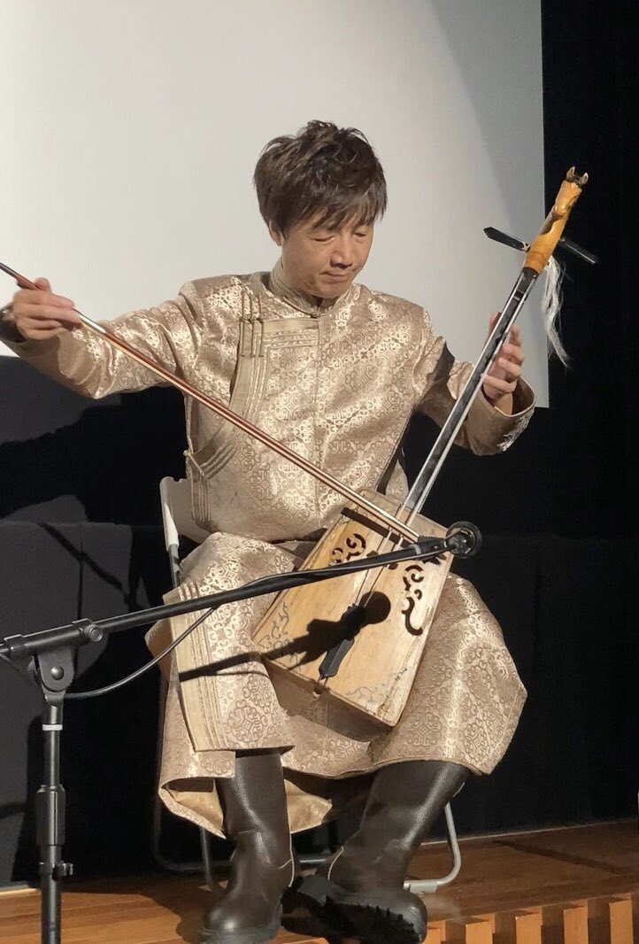 モンゴルの民族衣装「デール」は地域によって形が少し異なりますが