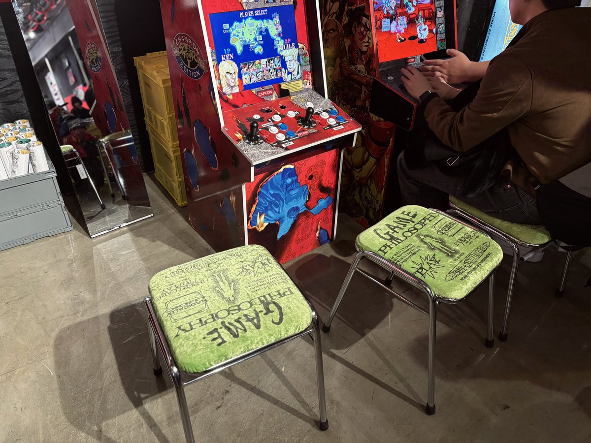 ハードオフのジャンクボックスとHOME ECONOMICS EXPERIMENTのスツール