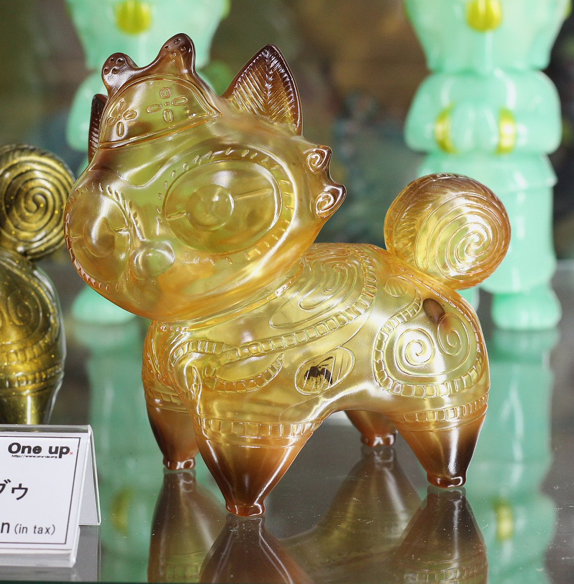 妄想工作所 さんより 小技が効いた ソフビドッグゥ 琥珀は、なんと