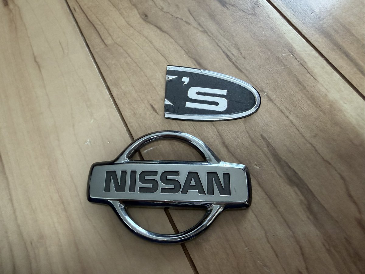 引出しにあった。 S13k'sエンブレム何で半分ないの？笑 ニッサンの