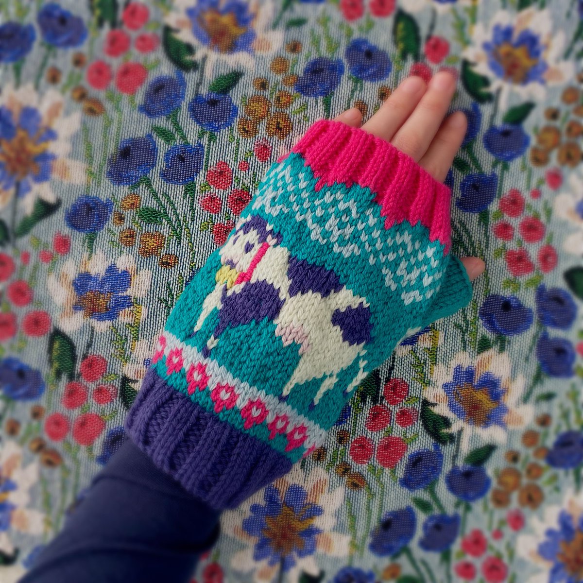 minneに追加しました🐄 手編みのハンドウォーマー 牛の柄（エメラルド