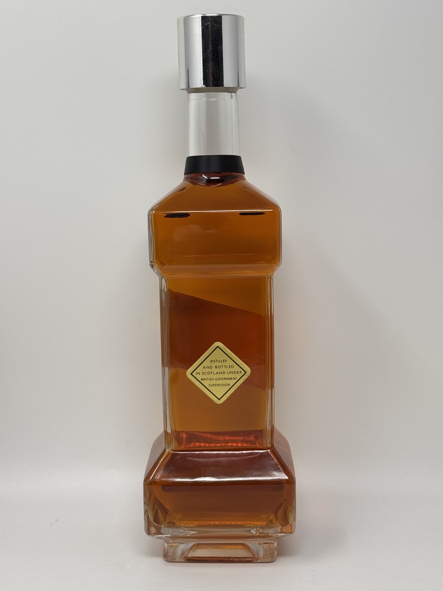 ブレードランナーに登場する“あのボトル”をガラスで再現したプロップ