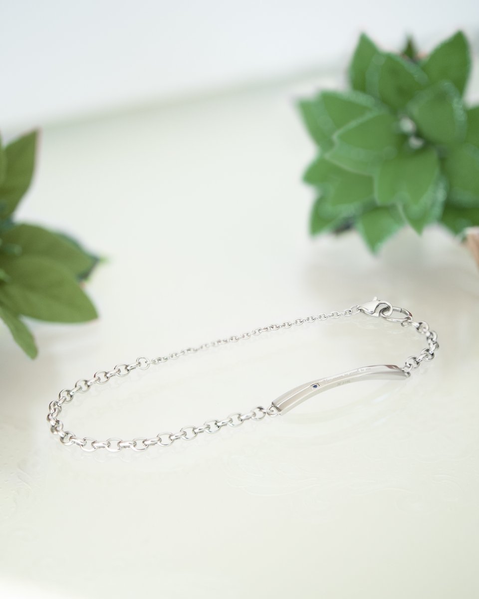 プレートにブルーキュービックジルコニアとさりげなくメッセージを添え