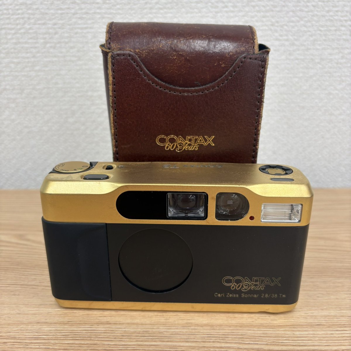 CONTAX T2 60th Anniversary The lens is a Carl Zeiss Sonnar 38mm F2