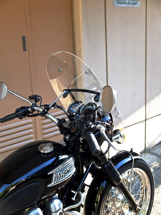 スクリーンの再装着 : 38歳からのトライアンフ・ボンネビル