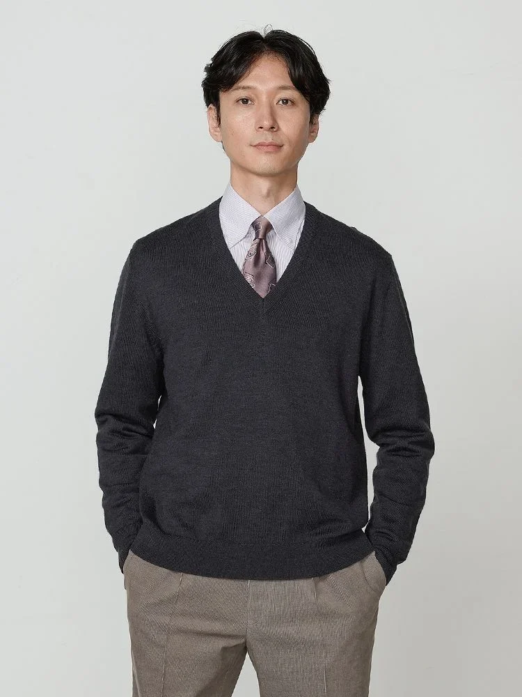 C．グレー TRANS CONTINENTS BIZニット Vネックセーター ブラック/C