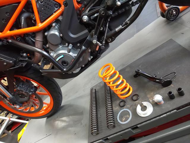 KTM 390DUKE ローダウンKIT 取付｜バイクの整備・メンテナンス・修理